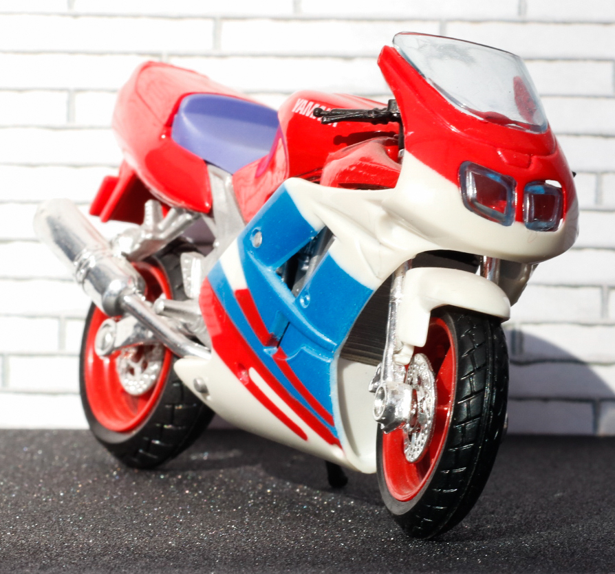 Maisto Yamaha FZR600R